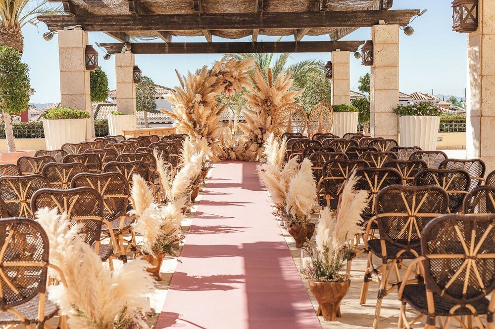 Pasillo al aire libre preparado para una ceremonia en el resort