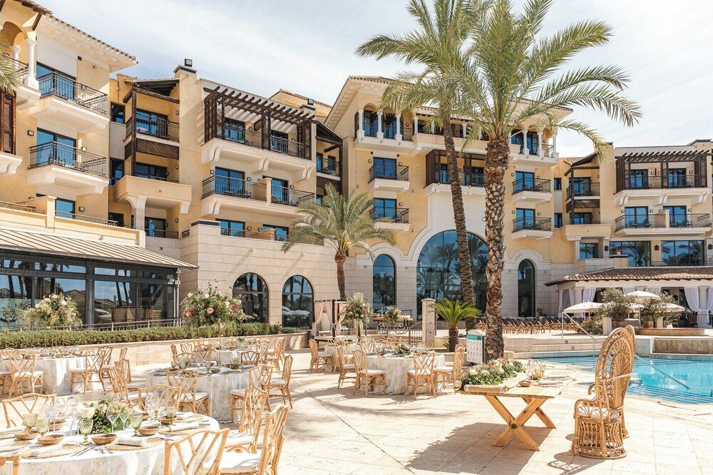 Zona de comedor al aire libre en el resort de Torre-Pacheco, España