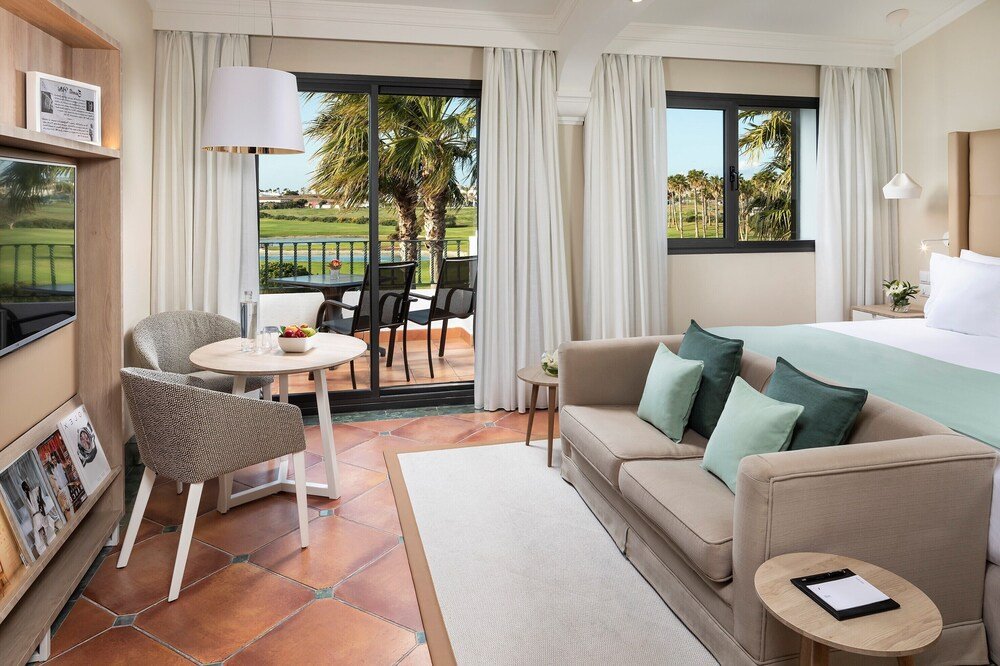 Hotel room with natural light at Palacio de Sancti Petri