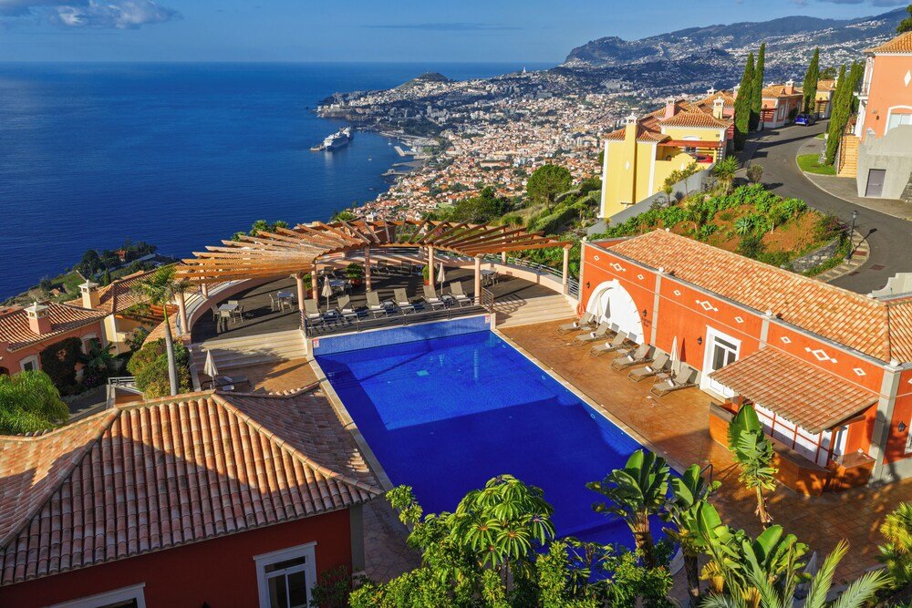 Rooftop pool with a view over the aparthotel