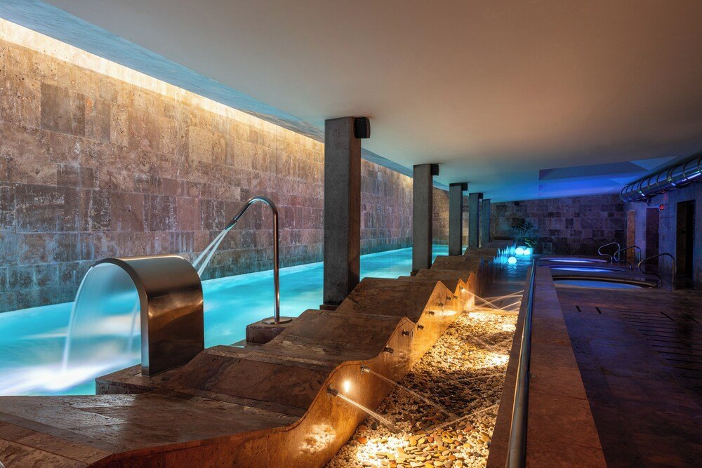 Zona de spa con jacuzzi en el Parador de El Saler