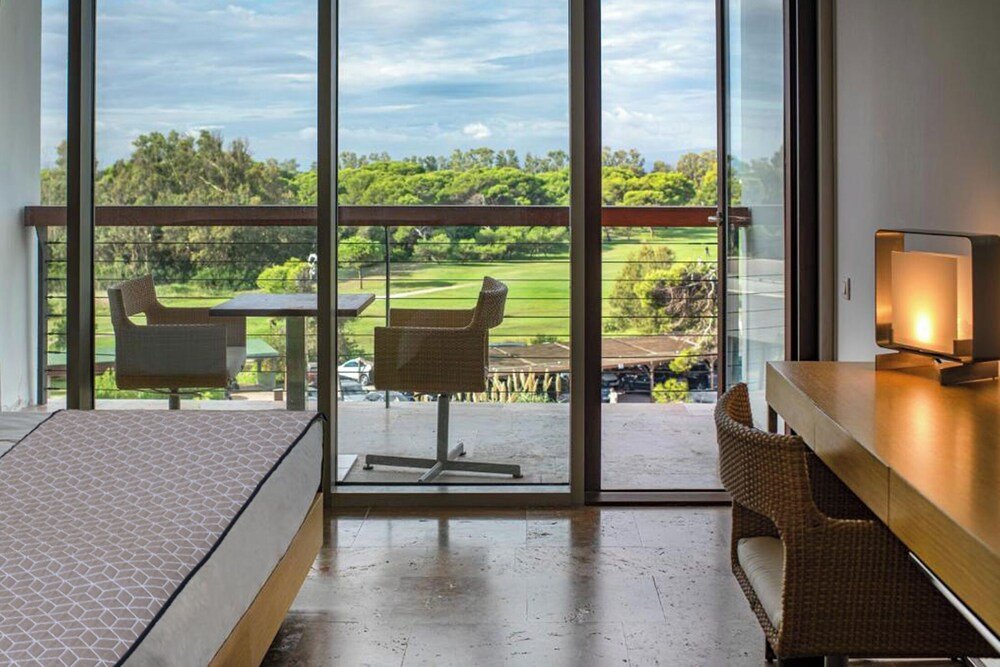 Guest room with a sliding door at Parador de El Saler