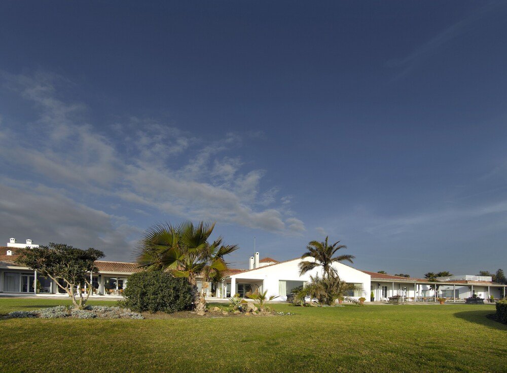 Exterior del Parador de Málaga Golf rodeado de jardines