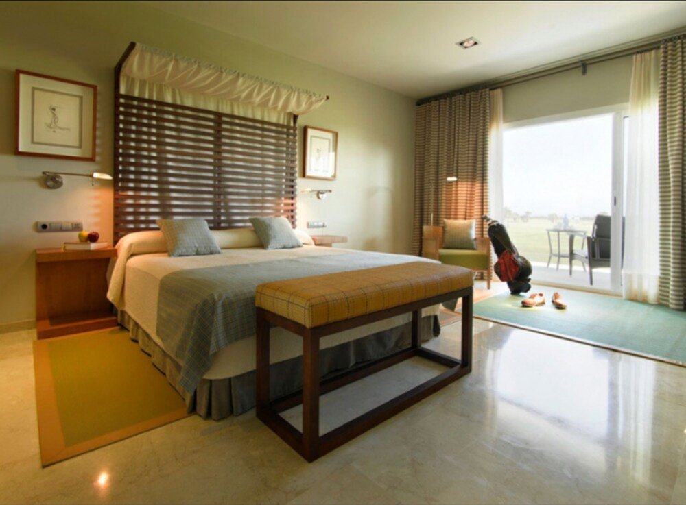 Habitación del hotel con cama cómoda y luz natural