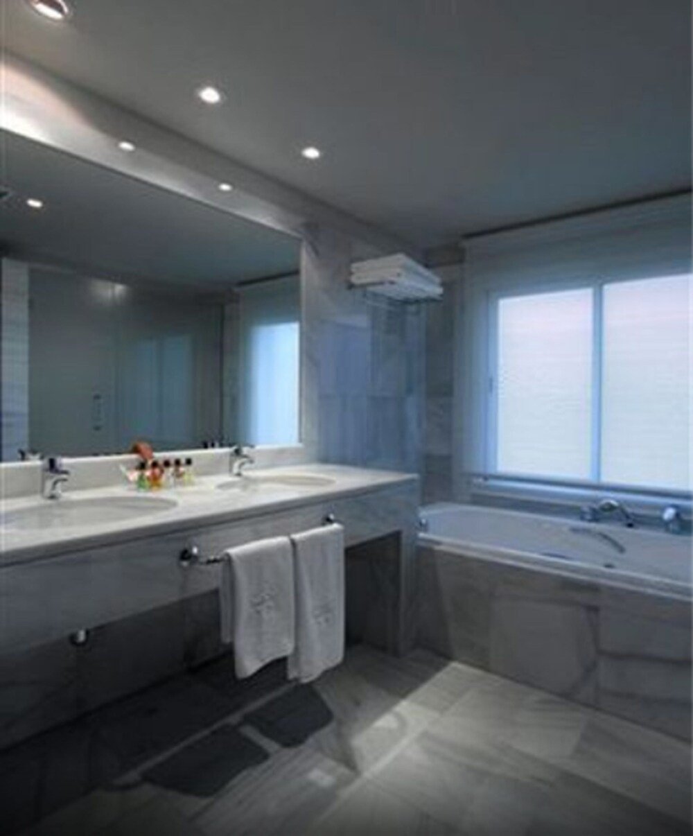 Baño del hotel con lavabo y zona de ducha