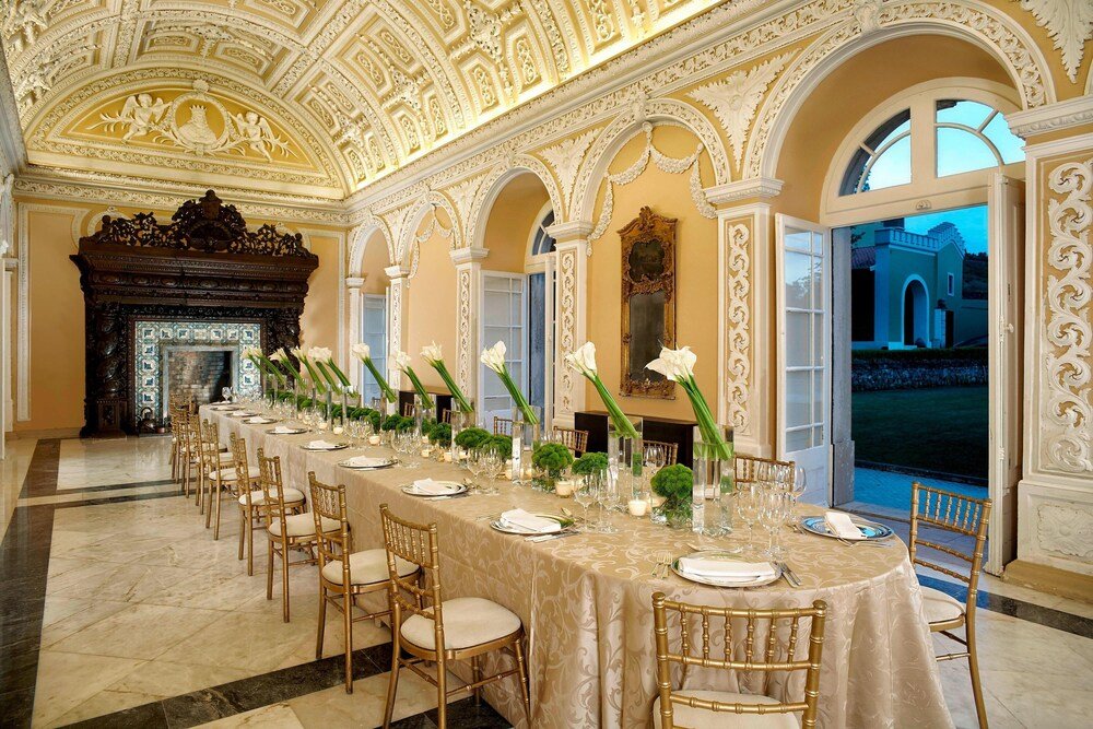 Larga mesa de comedor en un restaurante en Penha Longa Resort, cerca de Sintra,