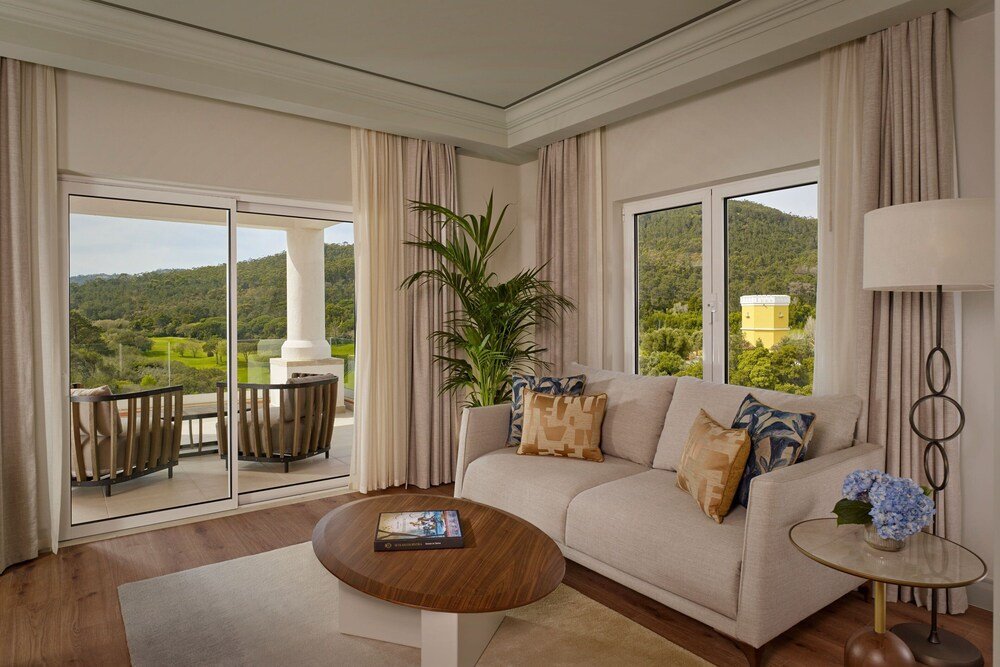 Amplia sala de estar en una suite en Penha Longa Resort, cerca de Sintra,