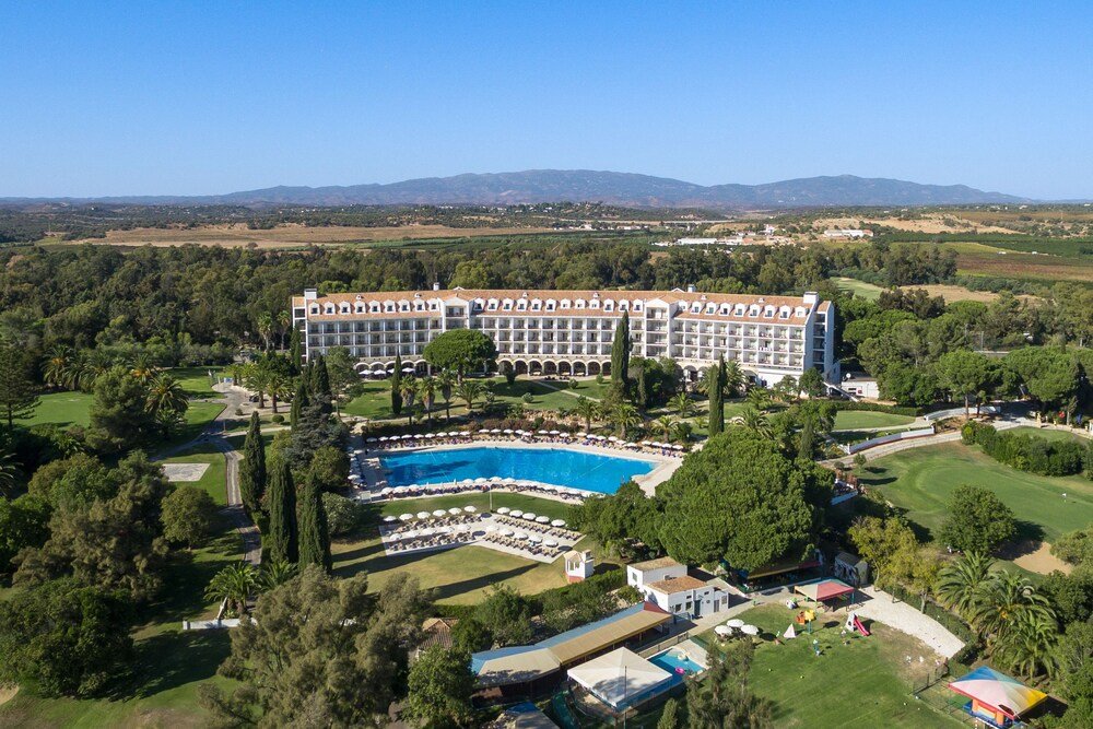 Gran edificio del hotel rodeado de jardines en Penina Hotel & Golf Resort, en