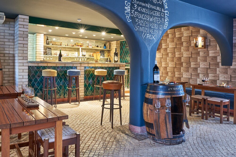 Zona de bar con taburetes en el resort