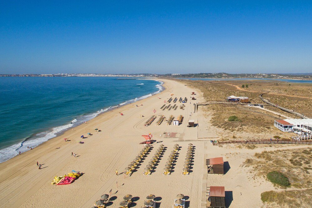 Vista aérea de una playa de la costa del Algarve