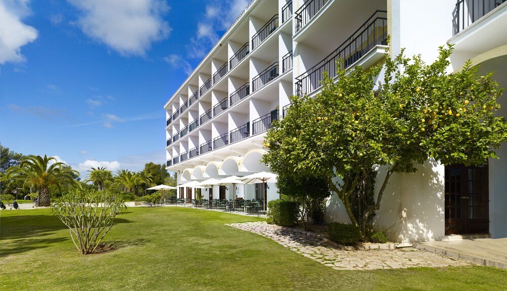 Edificio del hotel con varios balcones en Penina Hotel & Golf Resort, en el