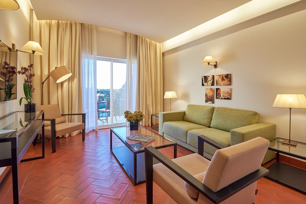 Sala de estar moderna en una suite en Penina Hotel & Golf Resort, en