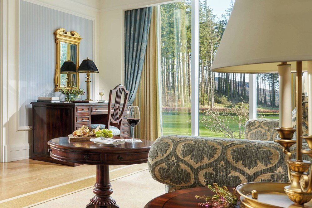 Habitación con un gran ventanal en Powerscourt Hotel, en Enniskerry, Wicklow