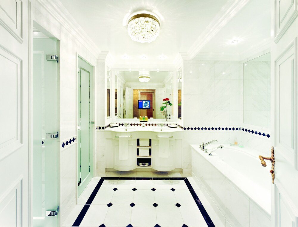 Baño moderno de una habitación en Powerscourt Hotel, en Enniskerry, Wicklow
