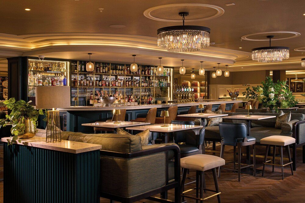 Zona de bar con asientos en Powerscourt Hotel, en Enniskerry, Wicklow