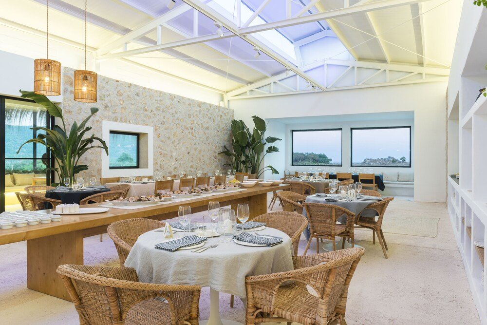 Spacious dining area with large windows at Pula Golf Resort in Son Servera, Mallorca