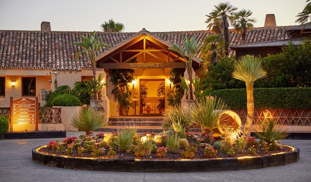 Edificio con terraza del restaurante en Rio Real Golf & Hotel, Marbella