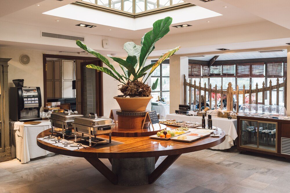 Buffet de desayuno en el restaurante del hotel Rio Real, Marbella