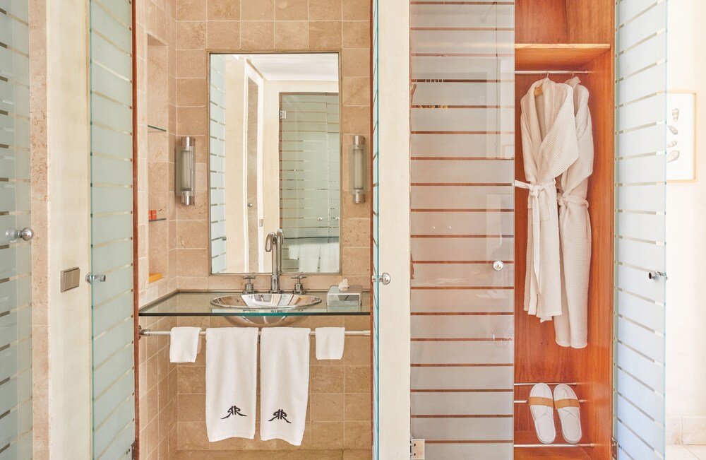 Otra vista del baño de una habitación en Rio Real Golf & Hotel