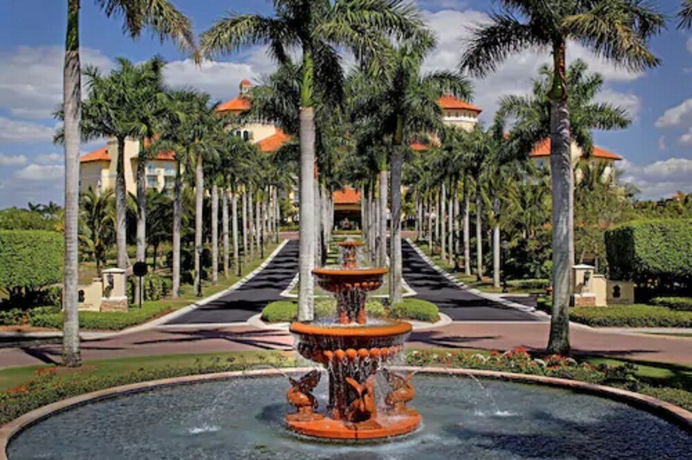 Symmetrical garden with central fountain and palm trees