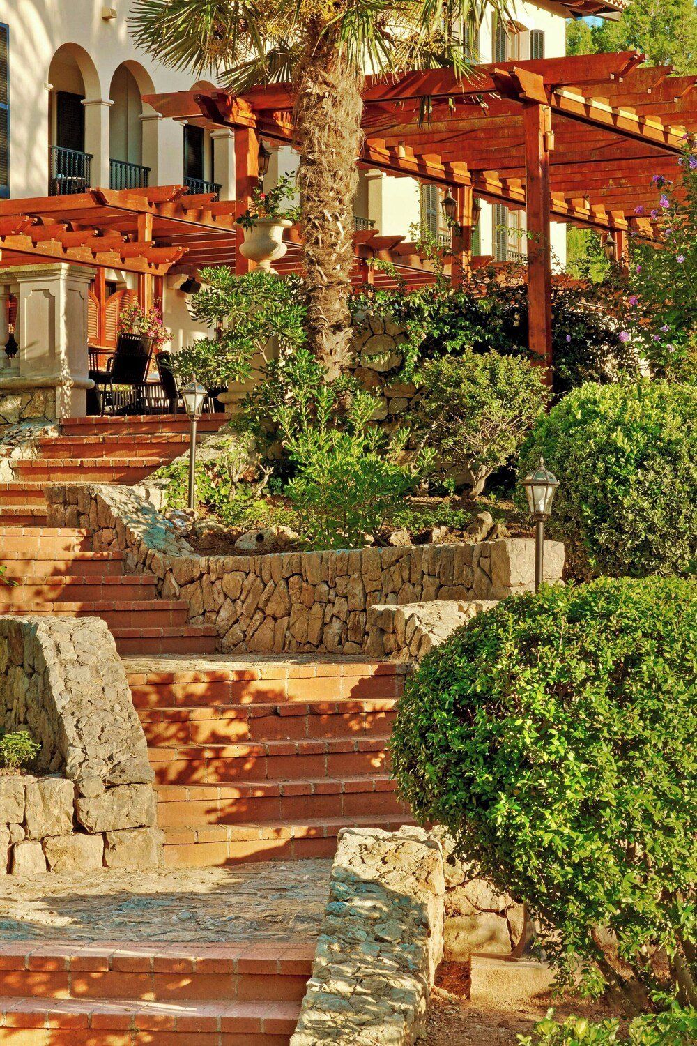 Escalera de piedra en los jardines