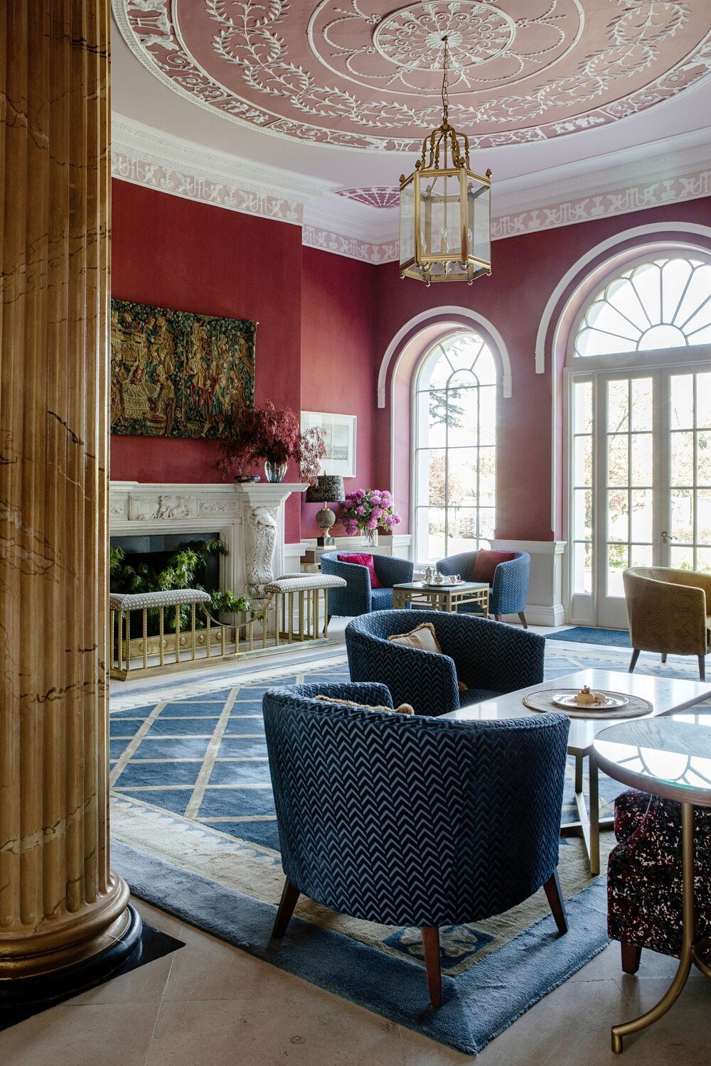Salón señorial con chimenea