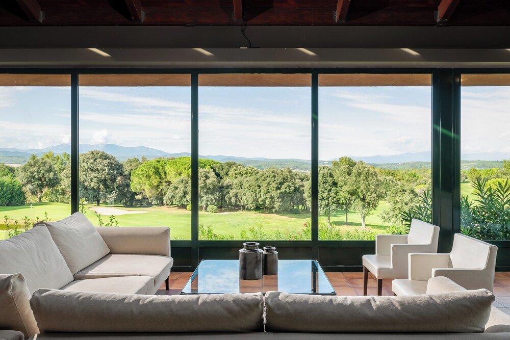 Sala de estar con sofás en el Hotel TorreMirona Golf & Spa, Navata