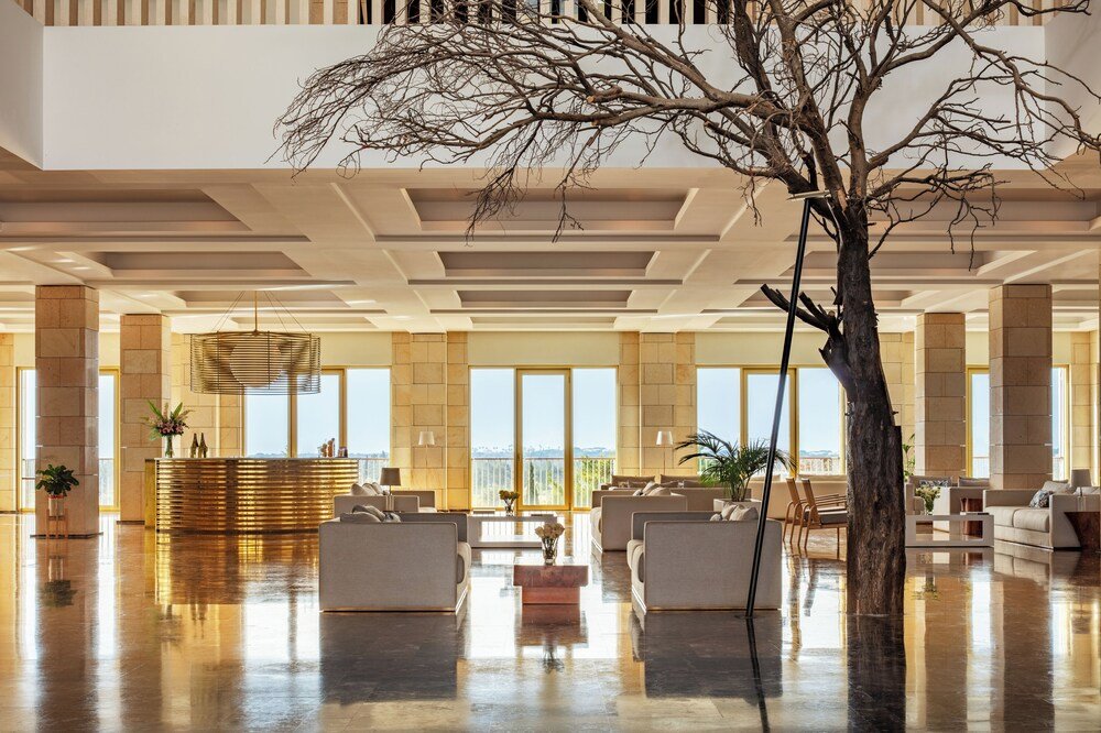 Amplio lobby del hotel en Victoria Golf Resort