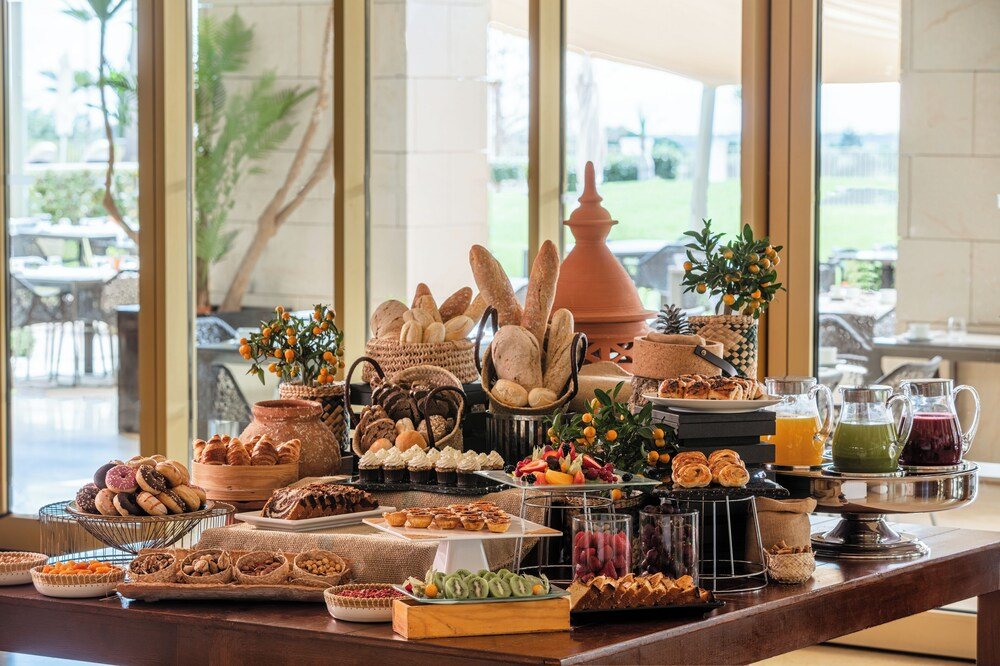 Mesa de buffet en el restaurante en Victoria Golf Resort