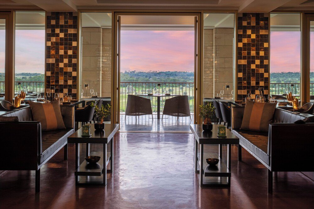 Amplia sala de estar en una suite en Victoria Golf Resort