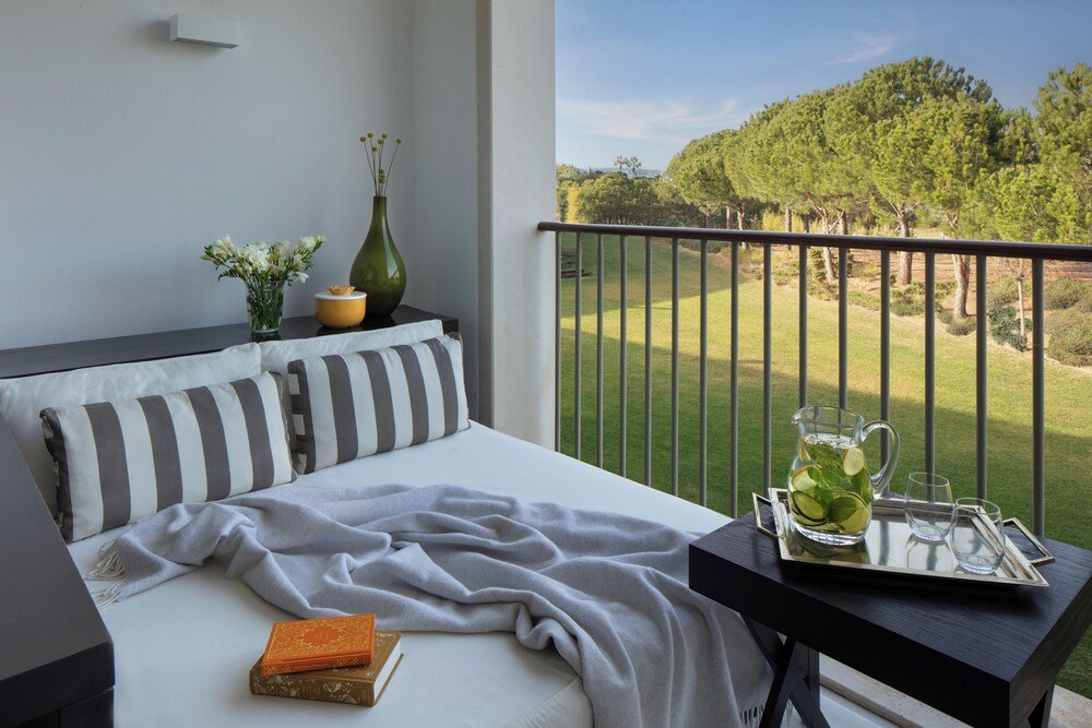 Balcón con una cama de día en Victoria Golf Resort