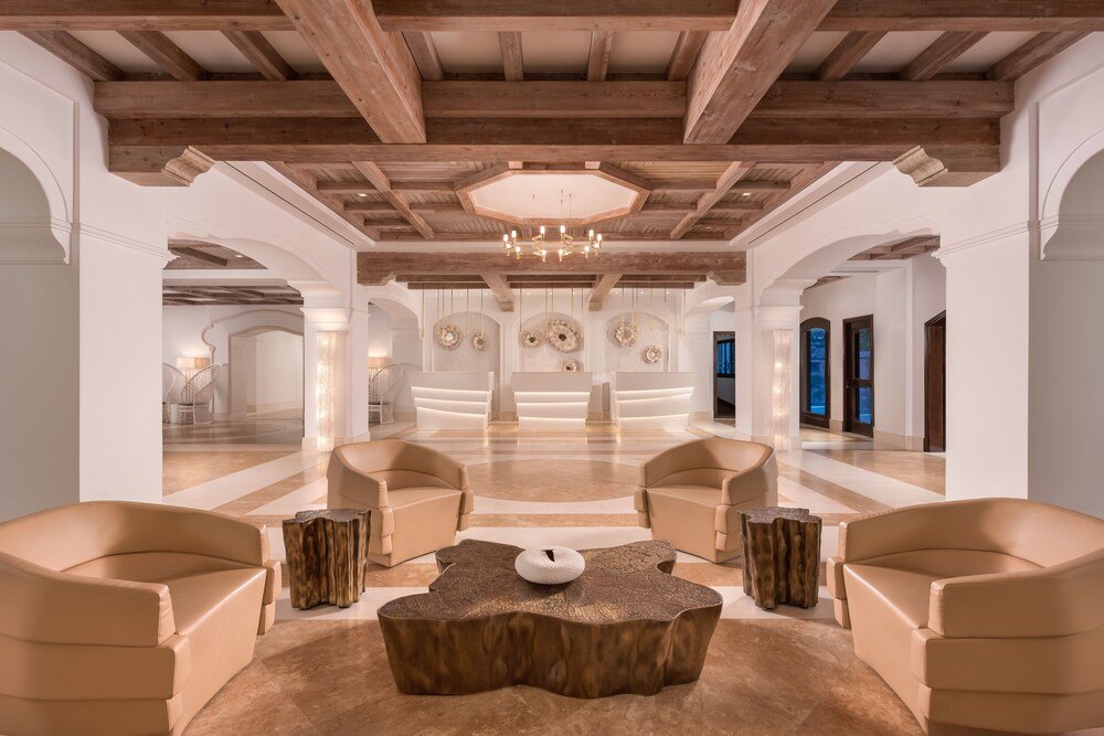 Amplio lobby del hotel en Westin La Quinta