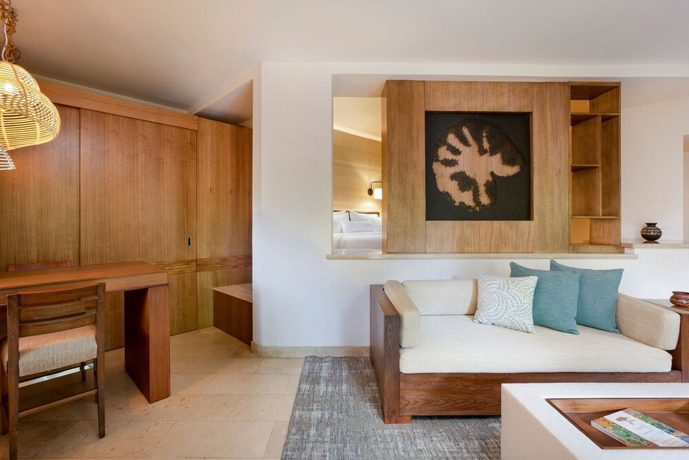 Habitación moderna con pared de madera en Westin Reserva Conchal