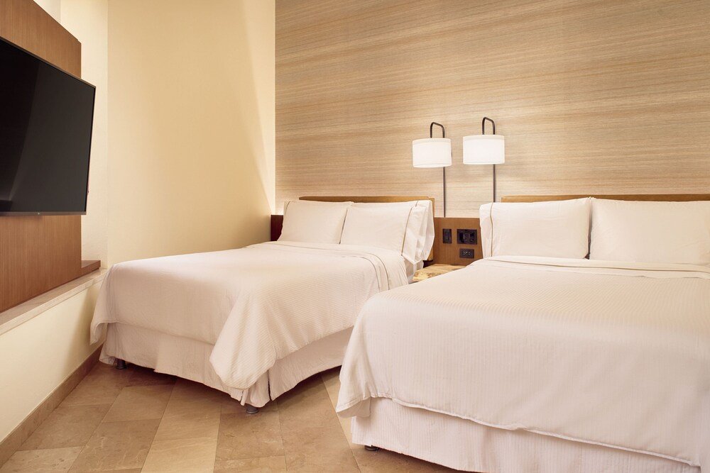 Habitación de hotel con dos camas en Westin Reserva Conchal