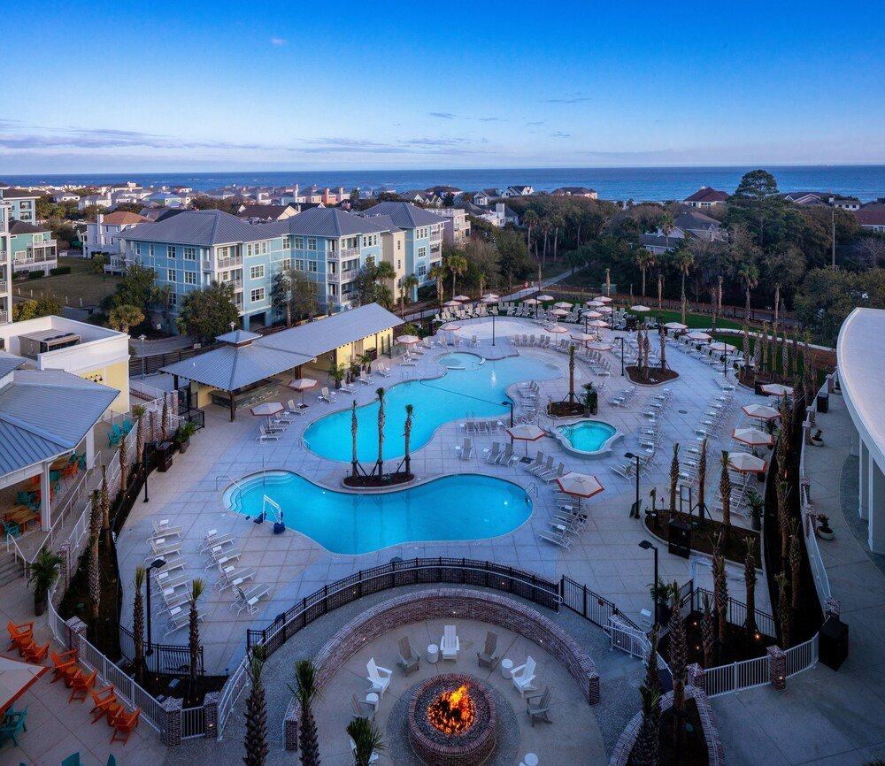 Resort with several swimming pools and a lounge area