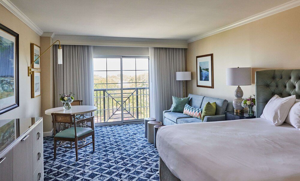 Hotel room with a bed, sofa and dining table